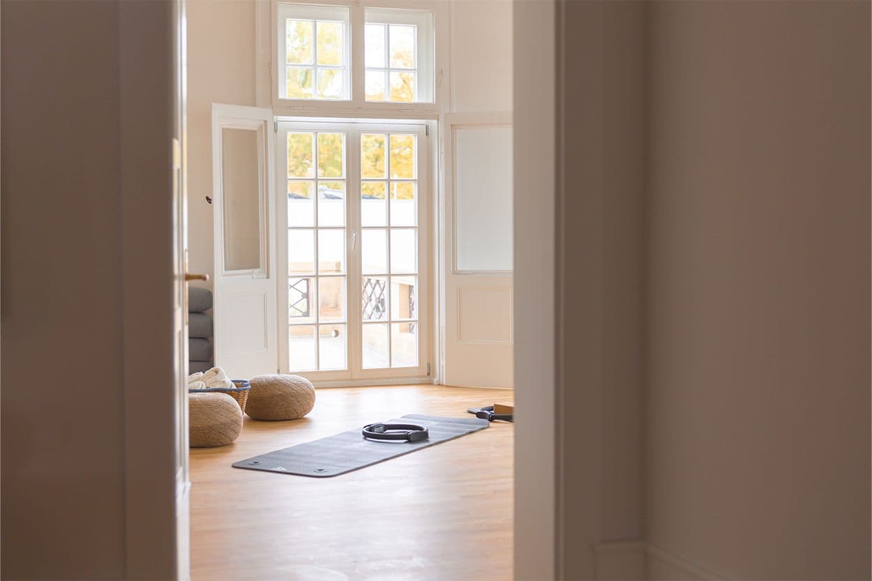 The Studio Heilbronn in der Villa Fuchs: der Praxisraum mit hohen Fenstern und Holzboden