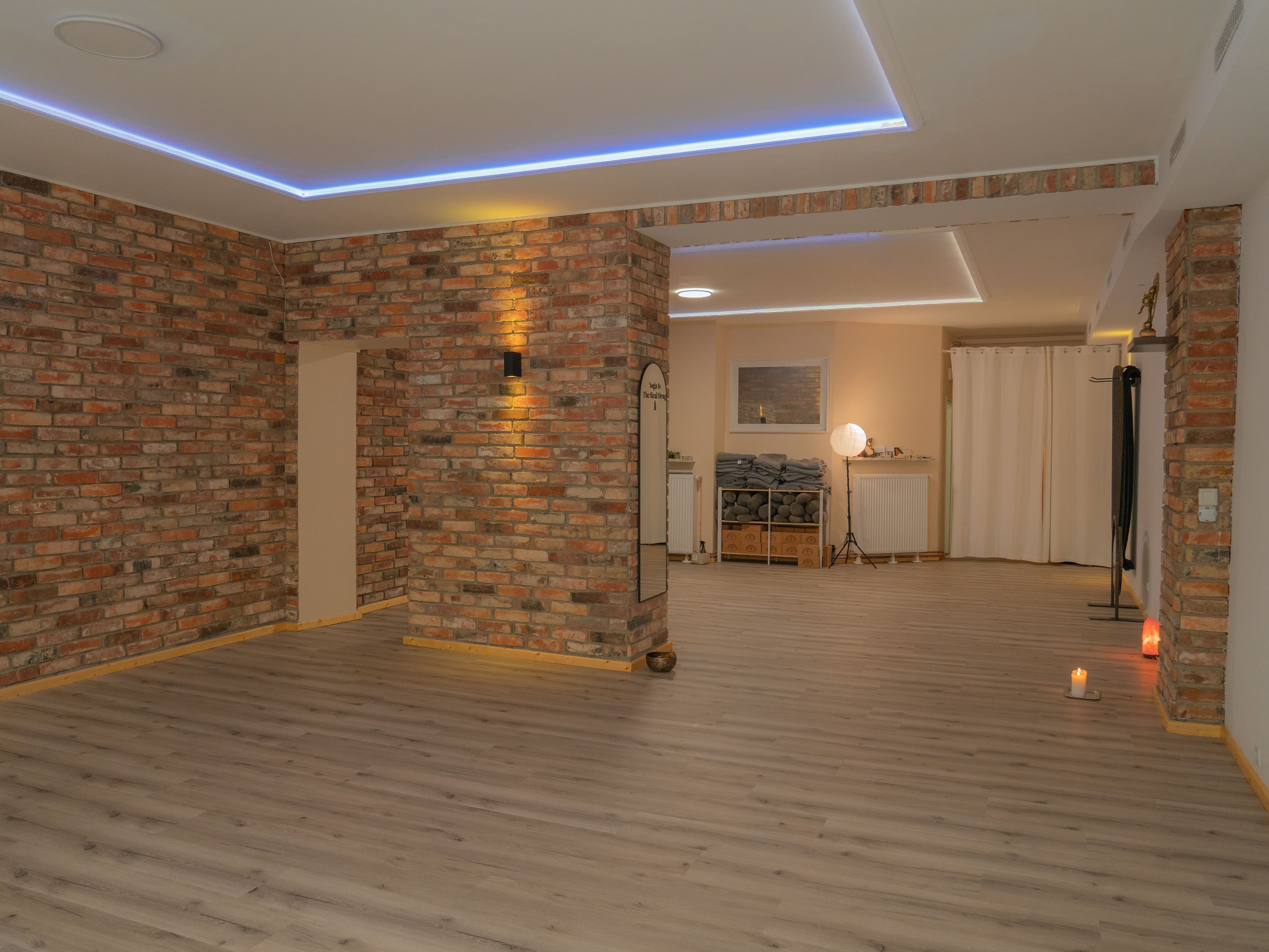 The empty brick-walled studio room at Yogicescape Friedrichshain