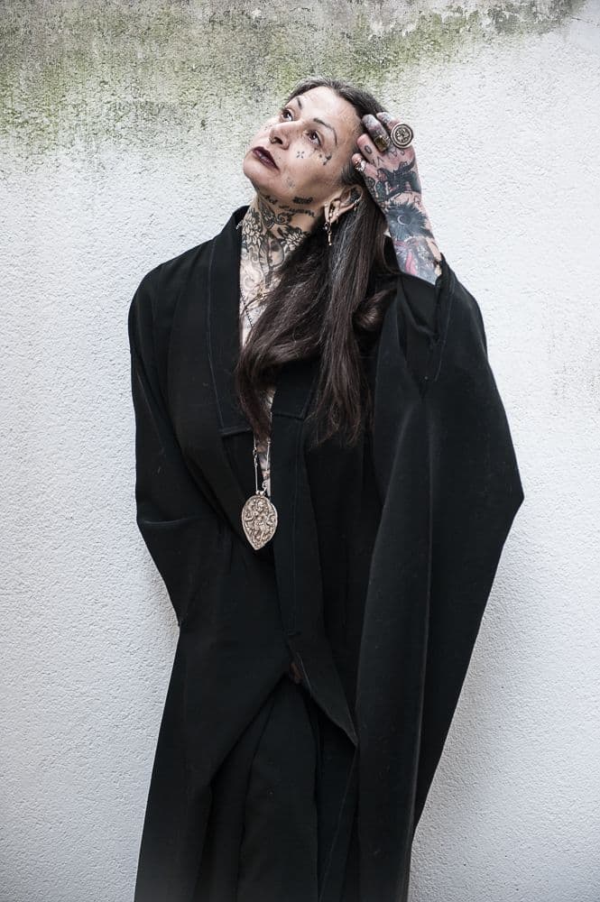 Noema Kali, Leiterin der schamanischen Zeremonie bei Yogicescape Berlin